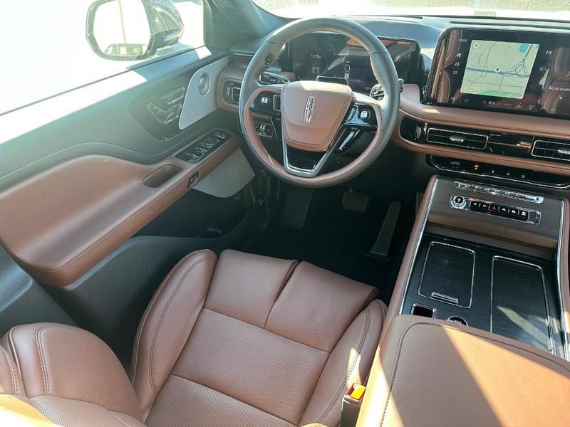 Lincoln Aviator Vehicle Full-screen Gallery Image 12