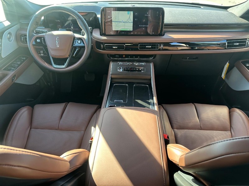 Lincoln Aviator Vehicle Full-screen Gallery Image 13