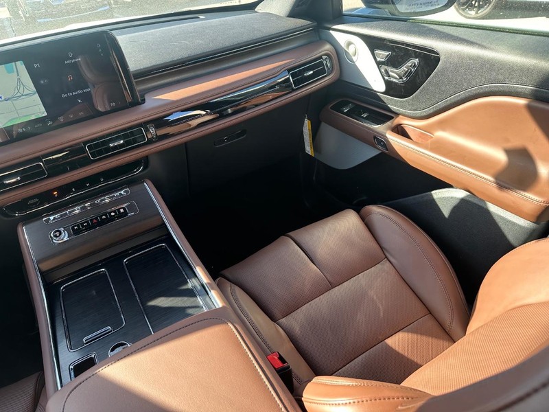 Lincoln Aviator Vehicle Full-screen Gallery Image 14