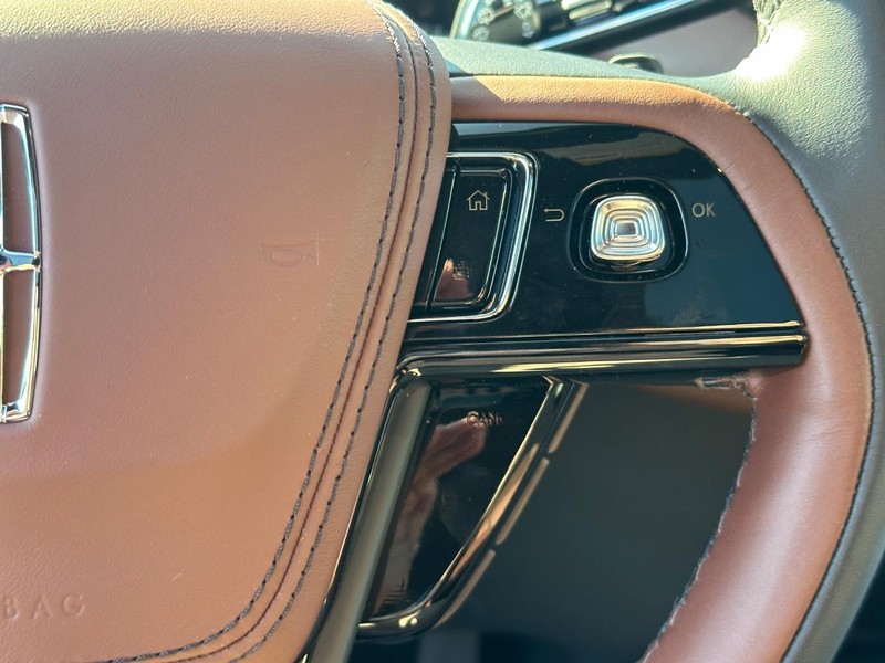 Lincoln Aviator Vehicle Full-screen Gallery Image 16