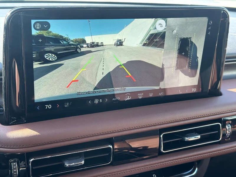 Lincoln Aviator Vehicle Full-screen Gallery Image 18