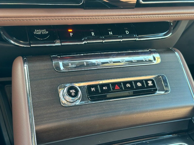 Lincoln Aviator Vehicle Full-screen Gallery Image 19