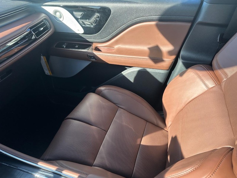 Lincoln Aviator Vehicle Full-screen Gallery Image 20