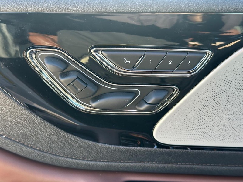 Lincoln Aviator Vehicle Full-screen Gallery Image 23