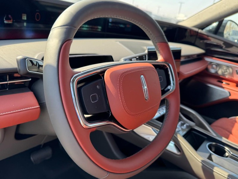 Lincoln Nautilus Vehicle Full-screen Gallery Image 15