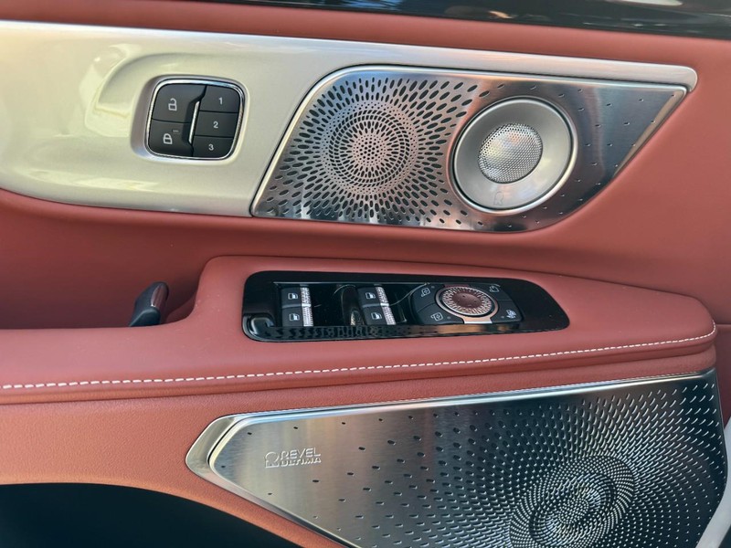 Lincoln Nautilus Vehicle Full-screen Gallery Image 25