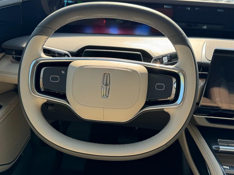 Lincoln Nautilus Vehicle Full-screen Gallery Image 10