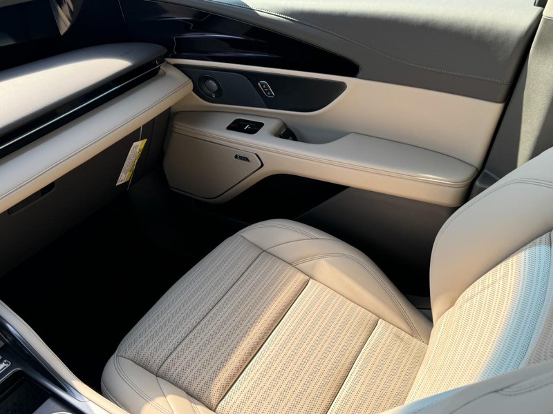 Lincoln Nautilus Vehicle Full-screen Gallery Image 11