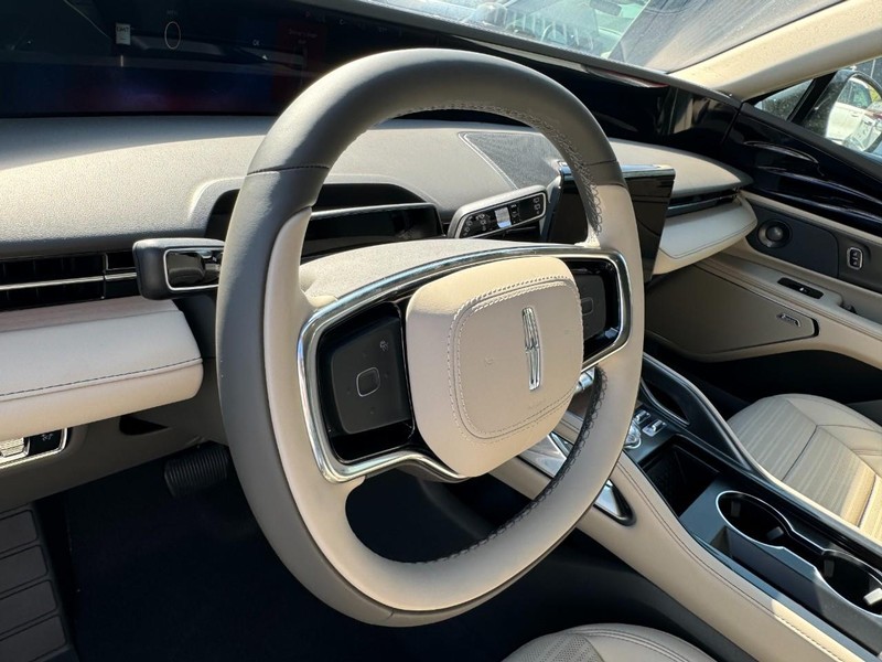 Lincoln Nautilus Vehicle Full-screen Gallery Image 15