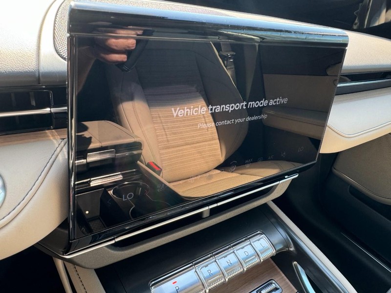 Lincoln Nautilus Vehicle Full-screen Gallery Image 16