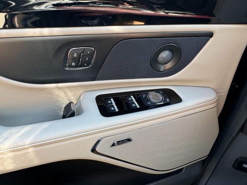 Lincoln Nautilus Vehicle Full-screen Gallery Image 25