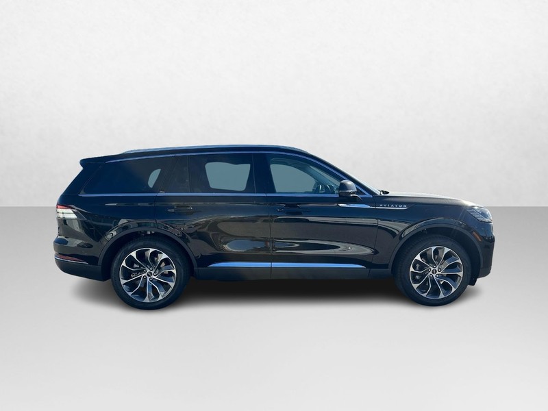 Lincoln Aviator Vehicle Full-screen Gallery Image 04