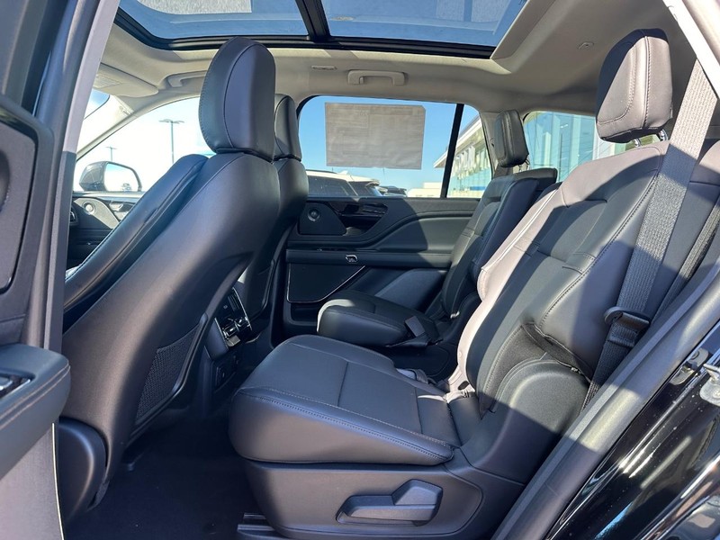 Lincoln Aviator Vehicle Full-screen Gallery Image 09