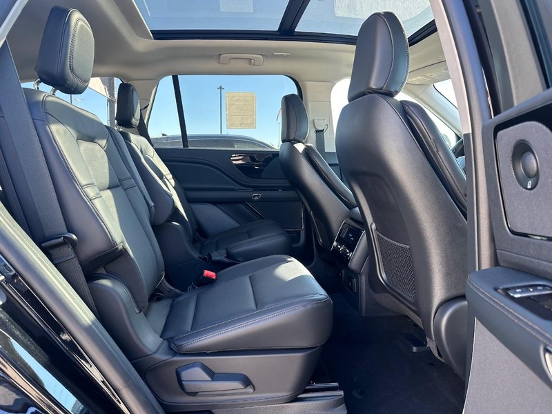 Lincoln Aviator Vehicle Full-screen Gallery Image 11