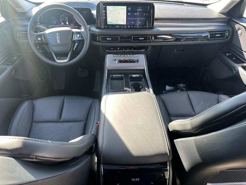 Lincoln Aviator Vehicle Full-screen Gallery Image 12