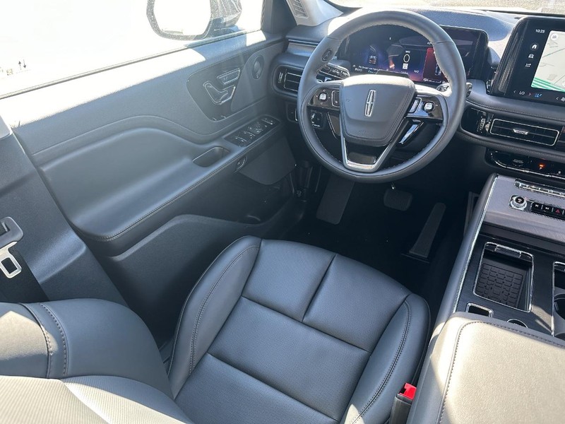 Lincoln Aviator Vehicle Full-screen Gallery Image 13