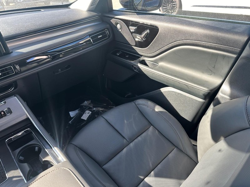 Lincoln Aviator Vehicle Full-screen Gallery Image 14
