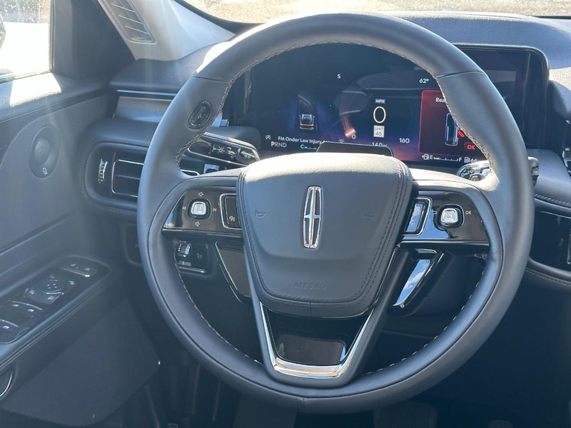 Lincoln Aviator Vehicle Full-screen Gallery Image 15
