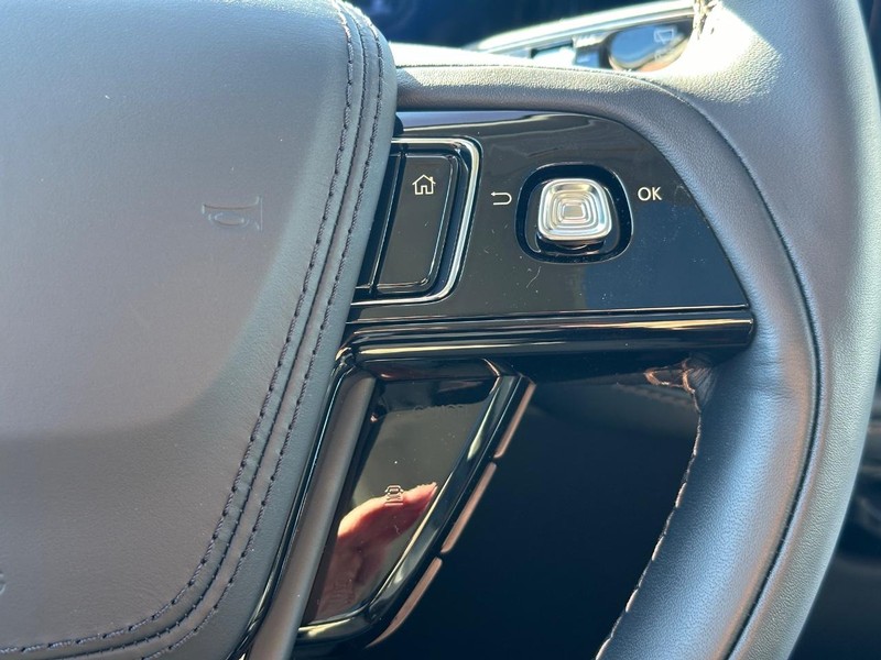 Lincoln Aviator Vehicle Full-screen Gallery Image 17