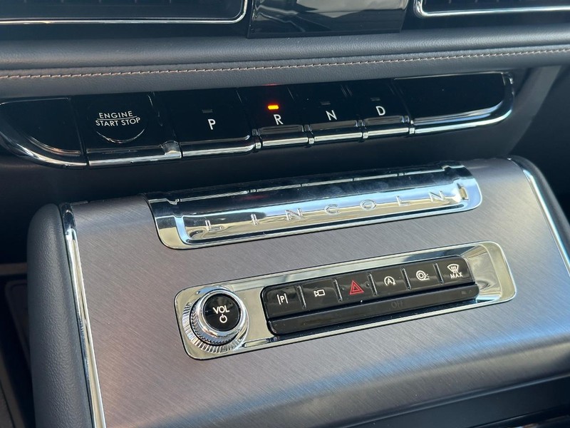 Lincoln Aviator Vehicle Full-screen Gallery Image 20
