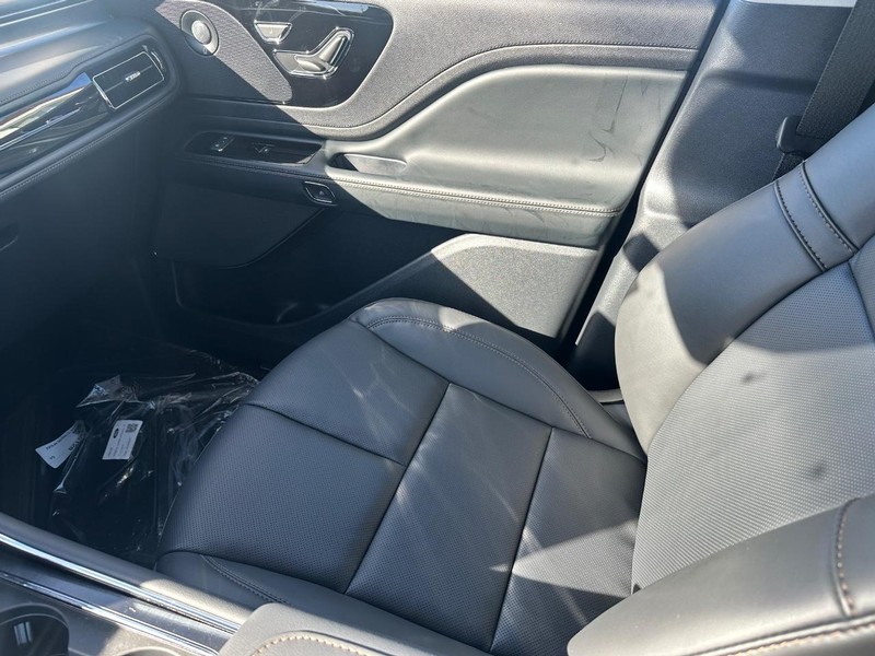 Lincoln Aviator Vehicle Full-screen Gallery Image 21