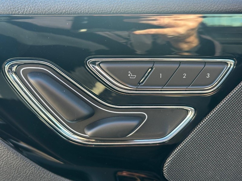Lincoln Aviator Vehicle Full-screen Gallery Image 25