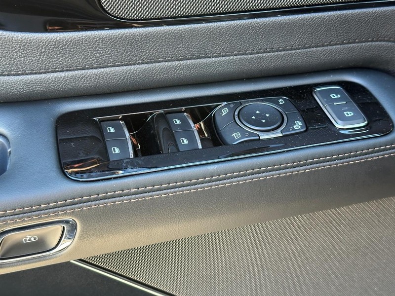 Lincoln Aviator Vehicle Full-screen Gallery Image 26