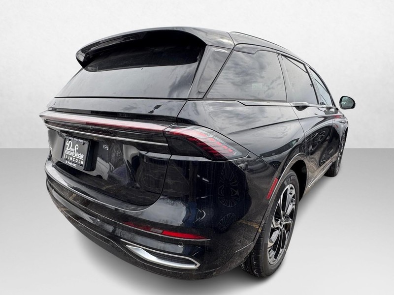 Lincoln Nautilus Vehicle Full-screen Gallery Image 05