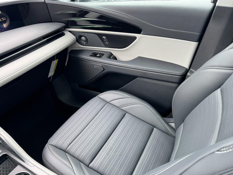 Lincoln Nautilus Vehicle Full-screen Gallery Image 11