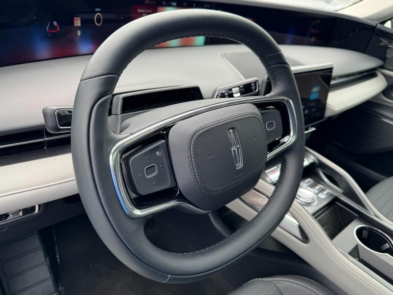 Lincoln Nautilus Vehicle Full-screen Gallery Image 15