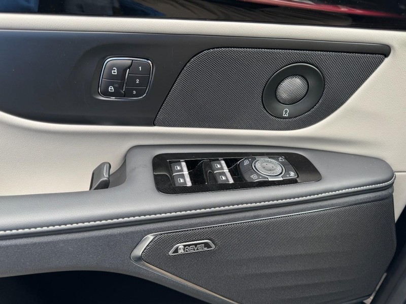 Lincoln Nautilus Vehicle Full-screen Gallery Image 25