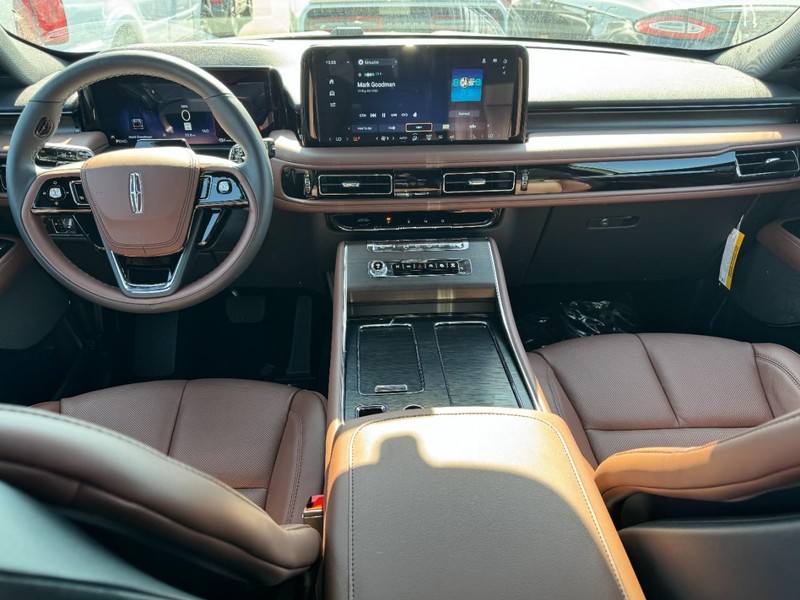 Lincoln Aviator Vehicle Full-screen Gallery Image 09
