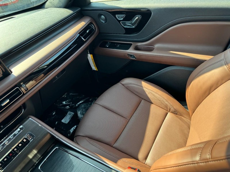 Lincoln Aviator Vehicle Full-screen Gallery Image 11