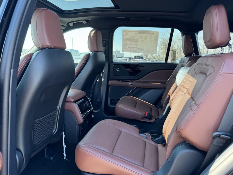 Lincoln Aviator Vehicle Full-screen Gallery Image 12