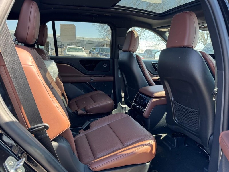 Lincoln Aviator Vehicle Full-screen Gallery Image 13