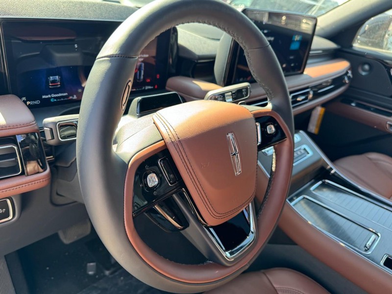Lincoln Aviator Vehicle Full-screen Gallery Image 15