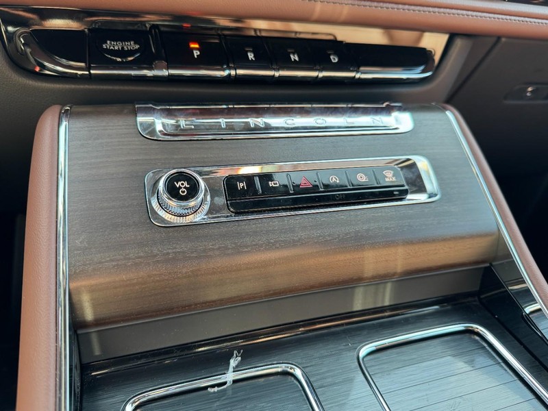 Lincoln Aviator Vehicle Full-screen Gallery Image 17
