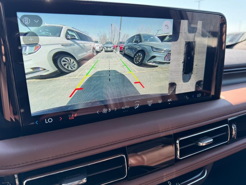 Lincoln Aviator Vehicle Full-screen Gallery Image 23