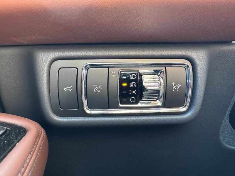Lincoln Aviator Vehicle Full-screen Gallery Image 24