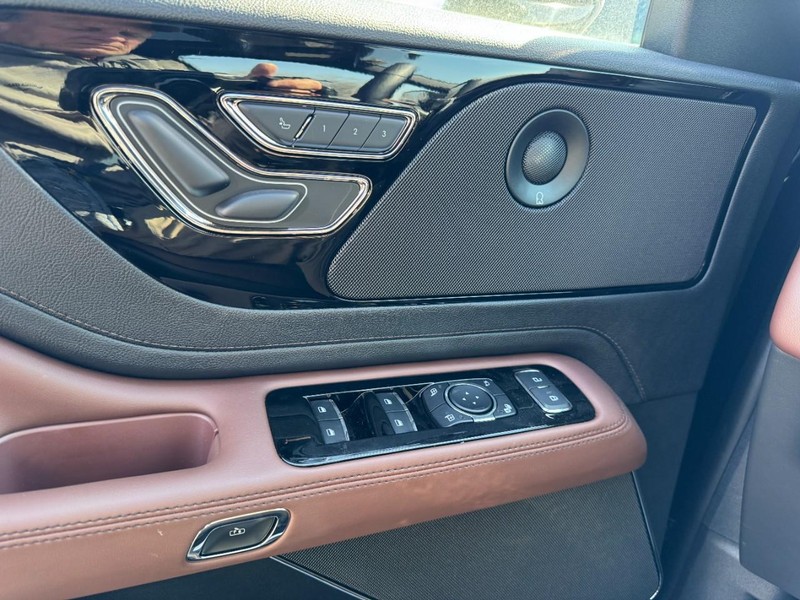 Lincoln Aviator Vehicle Full-screen Gallery Image 25