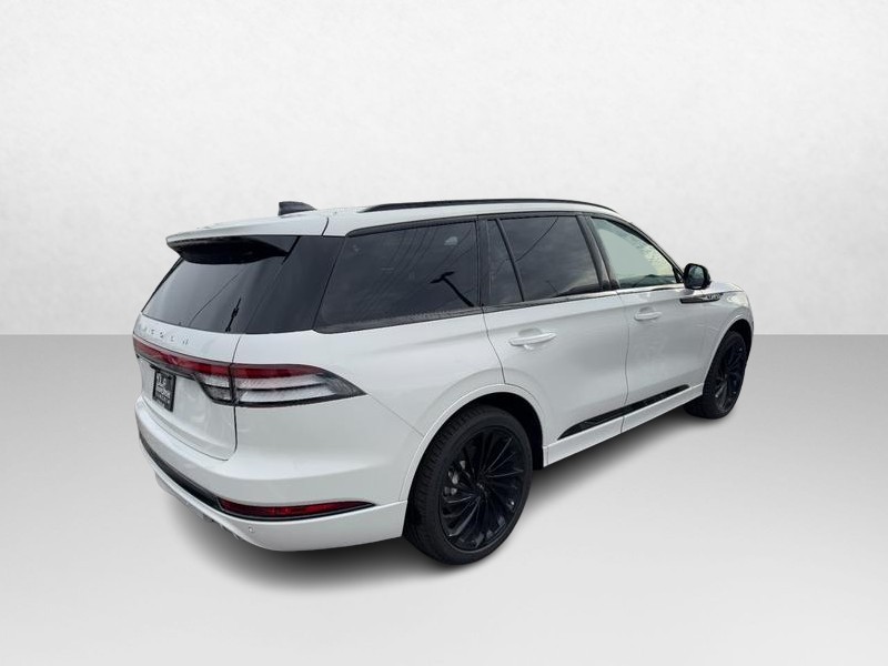 Lincoln Aviator Vehicle Full-screen Gallery Image 04