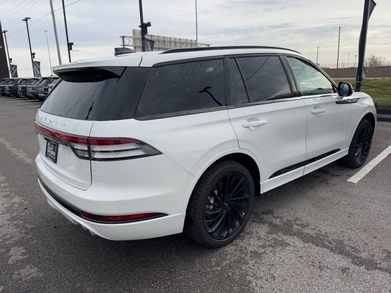 Lincoln Aviator Vehicle Full-screen Gallery Image 10