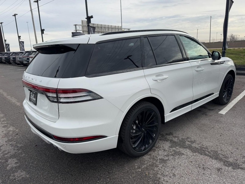 Lincoln Aviator Vehicle Full-screen Gallery Image 11