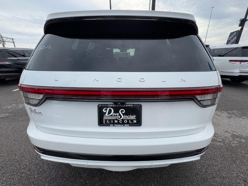 Lincoln Aviator Vehicle Full-screen Gallery Image 12