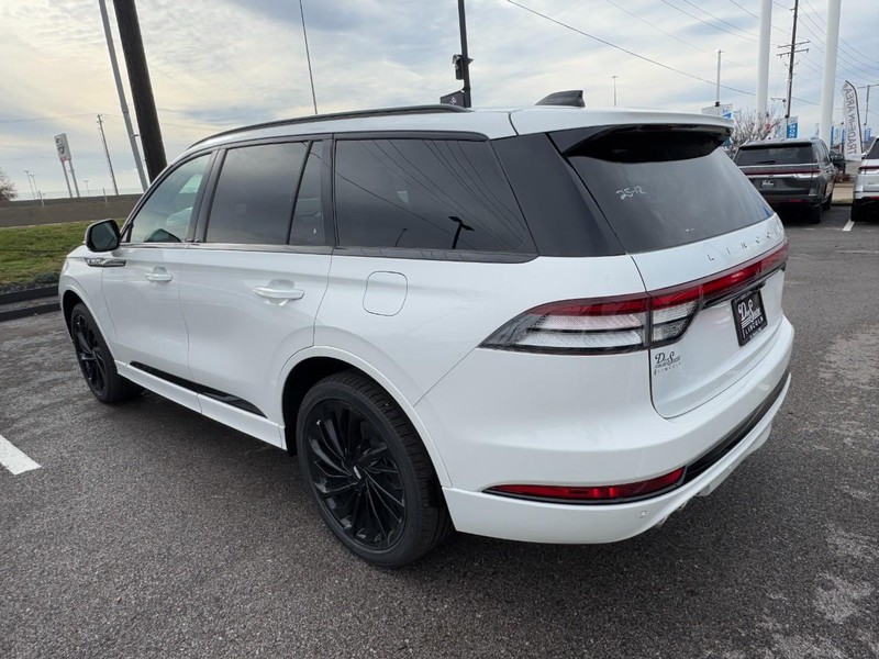 Lincoln Aviator Vehicle Full-screen Gallery Image 13