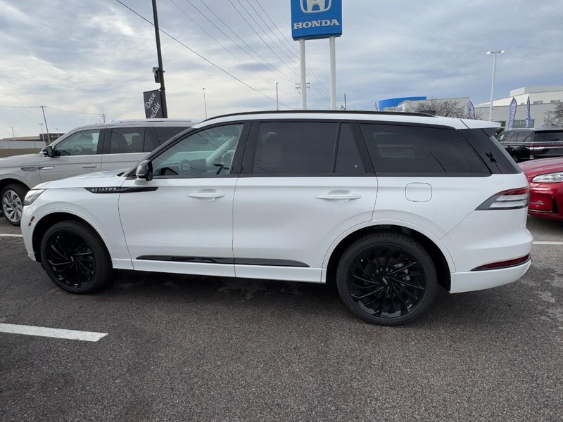 Lincoln Aviator Vehicle Full-screen Gallery Image 14