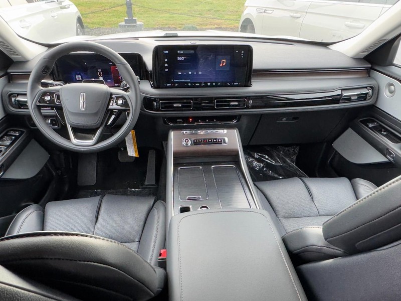 Lincoln Aviator Vehicle Full-screen Gallery Image 15