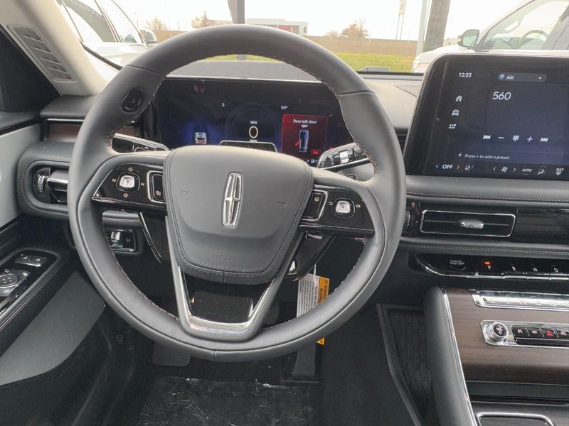 Lincoln Aviator Vehicle Full-screen Gallery Image 16