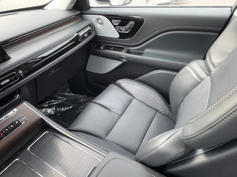 Lincoln Aviator Vehicle Full-screen Gallery Image 17