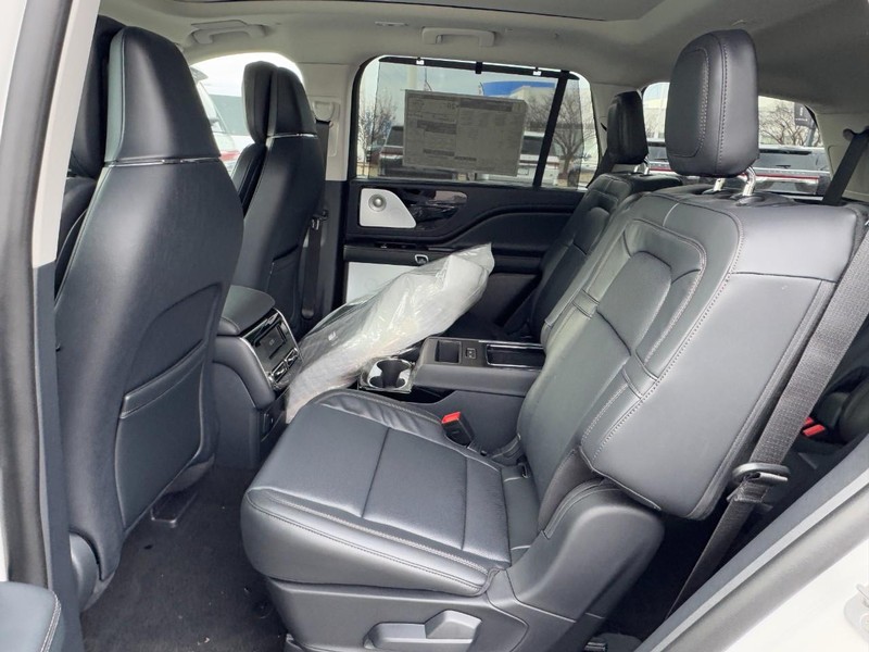 Lincoln Aviator Vehicle Full-screen Gallery Image 18